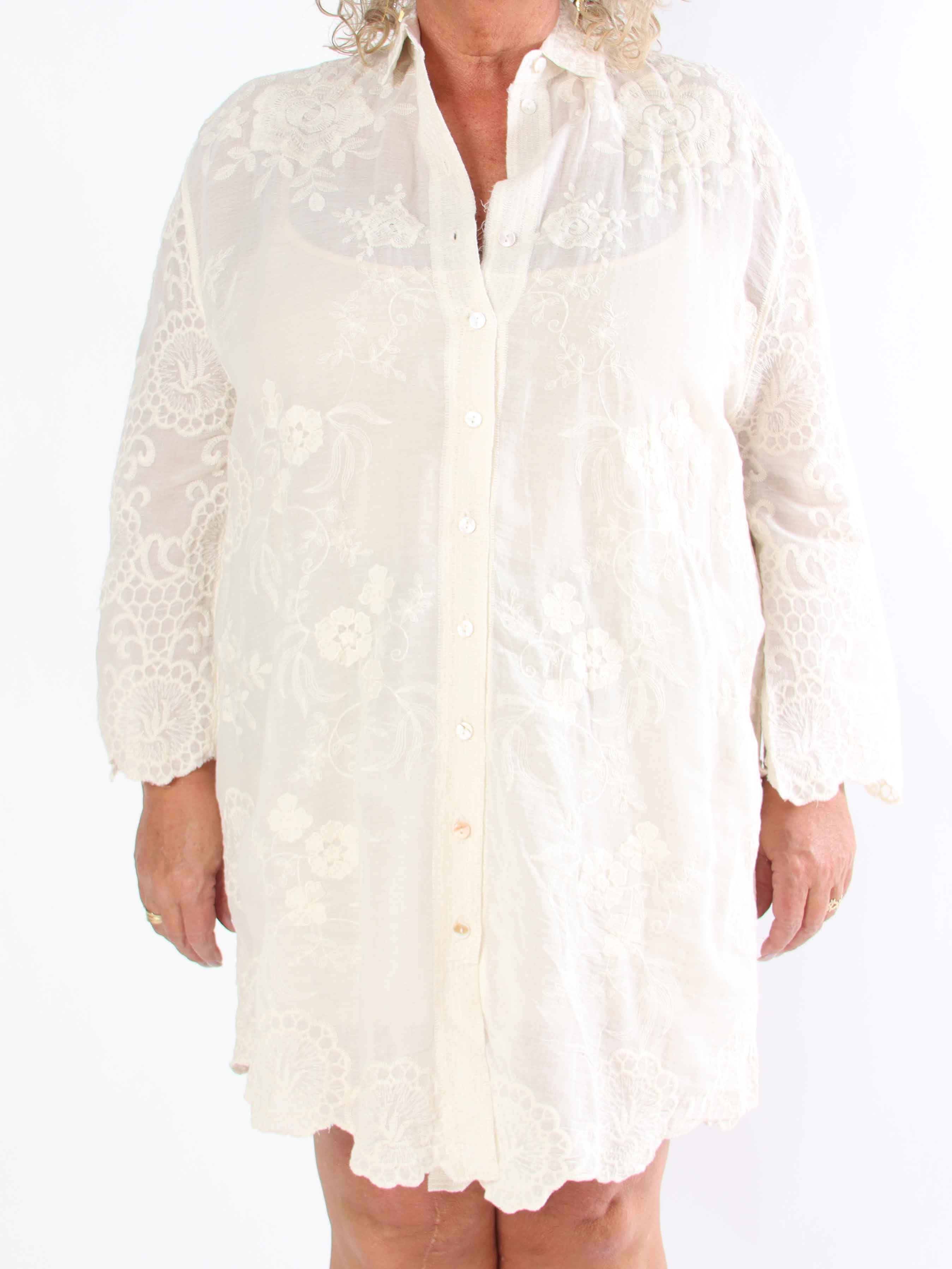 Cynthia - Söt bomullsskjorta i plusstorlek med fint broderi